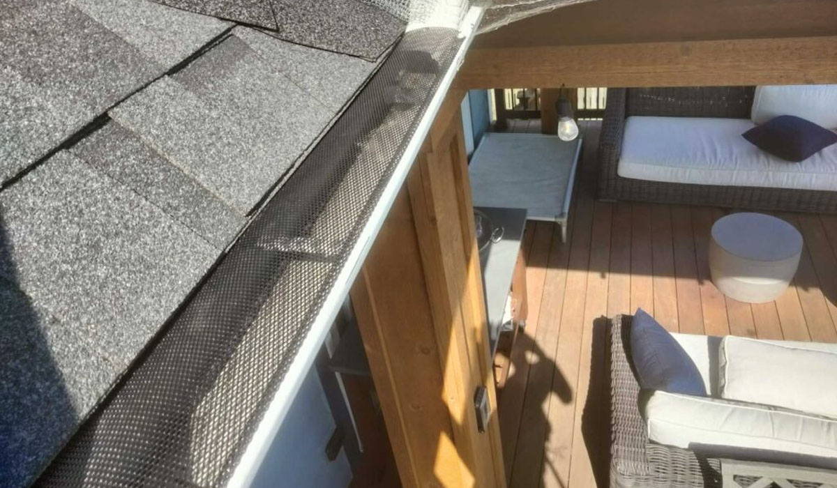 the roof gutter is protected by a screen