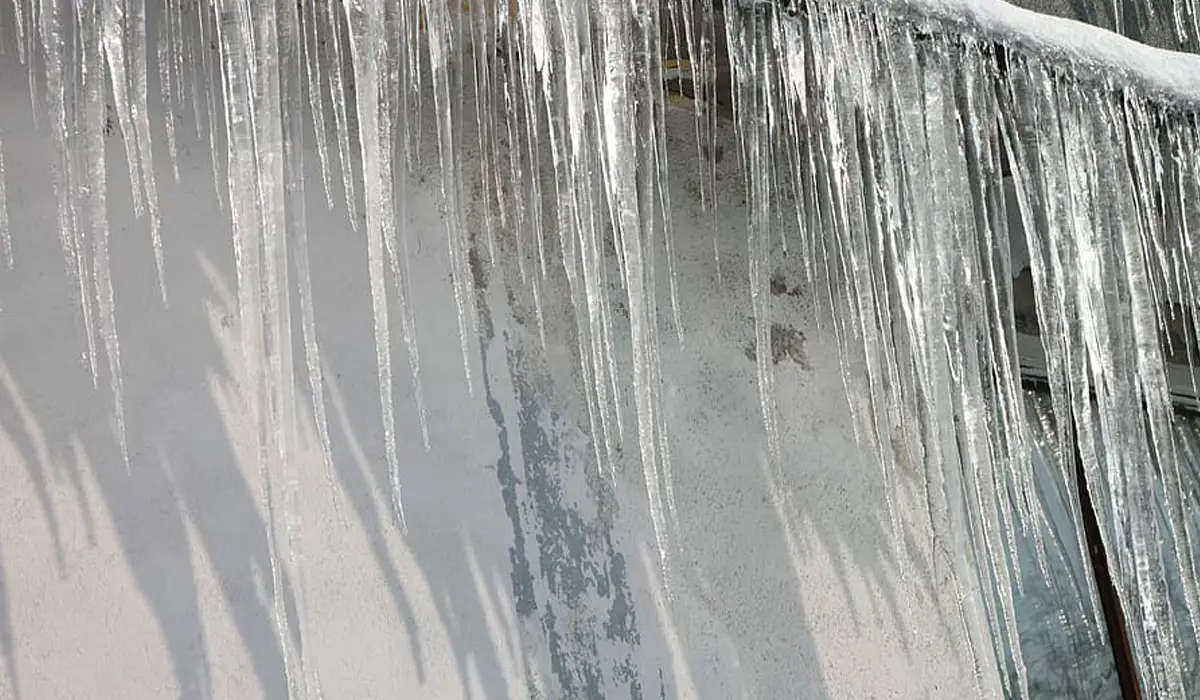 ice dam on the roof